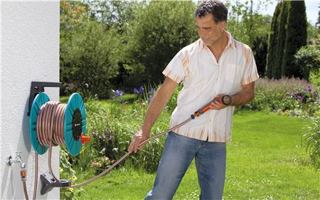 Pomocí vodítka hadice lze hadici pohodlně navinout a rozvinout. Při rozvinování vede hadici požadovaným směrem a pomáhá při navinování. Hadice se snadno a úpravně navine na cívku. Vodítko hadice je možné samostatně připevnit na stěnu nebo roh domu.