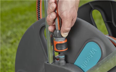 Stopka proti odkapávání zabraňuje vytékání vody po použití nebo při přepravě hadicového vozíku.