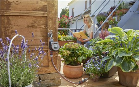 Použitím GARDENA zavlažovacího počítače bude vaše zahrada spolehlivě a pohodlně zavlažována - dokonce i tehdy, když nebudete doma. Získáte více volného času, budete mít svěží zelený trávník a také krásné zdravé rostliny. Pokud se bude automatický zavlažovací systém spouštět brzy ráno nebo večer, odpaří se méně vody. Šetří to peníze a zajišťuje cílené a optimalizované zavlažování.