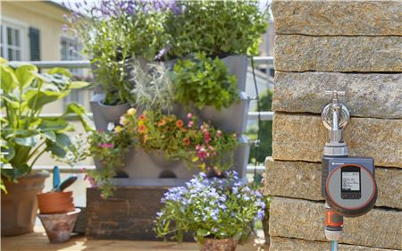 Vzhledem k mimořádně krátké době zavlažování v sekundách a možnosti aktivace až 6krát za den je zavlažovací počítač ideální pro použití s kapkovou závlahou, pro rostliny v květináčích a truhlících na balkoně a terase. Vzhledem k omezenému objemu půdy v nádobách pro rostliny mohou tyto přijmout pouze omezené množství vody, a proto vyžadují častější zavlažování malými objemy.