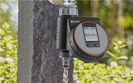 Pokud je zapotřebí spustit zavlažování okamžitě, lze to udělat ruční aktivací, a to bez odejmutí jednotky z vodovodního kohoutku nebo bez změny nastavení.