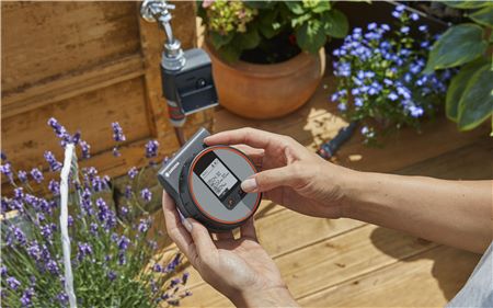 Nastavení zavlažovacího počítače se provádí snadno pomocí inovativního externího otočného prvku pro výběr dat a potvrzovacího tlačítka, které se jednoduše ovládají stisknutím a otáčením. Snadno čitelný LC displej přehledně zobrazuje všechna nastavení. Ovládací jednotku odolnou vůči povětrnostním vlivům lze odejmout pro pohodlné provedení nastavení. Díky volitelnému zámku je možné zabránit neúmyslnému přenastavení.