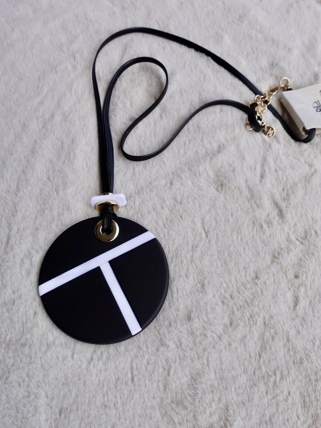 Dlouhý náhrdelník dlouhý s plochým kruhovým přívěskem - černobílý