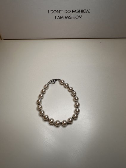 Náramek s  perličkami - stříbrné barvy