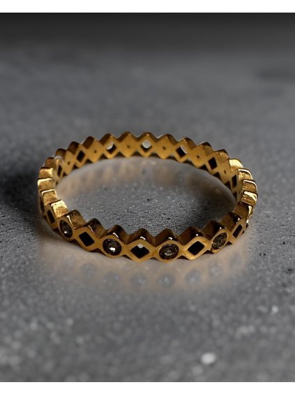 Vroubkovaný prstýnek s kamínky - zlaté barvy