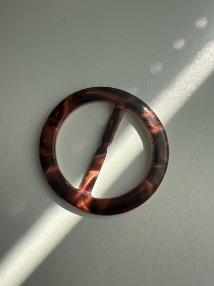 Plastová spona - hnědá žíhaná kulatá