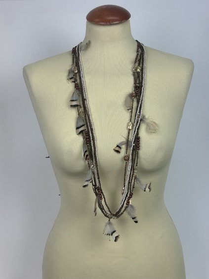 Víceřadý korálkový náhrdelní s peříčky