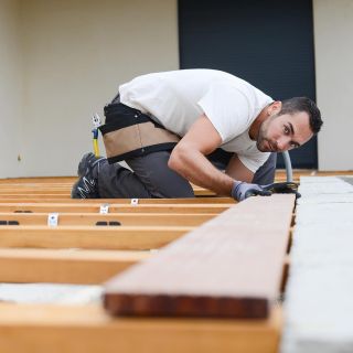 Kdy začít stavět terasu? Můžete začít i v zimě? A které dřevo nejlépe odolává vodě? Přečtěte si už nyní v našem online...