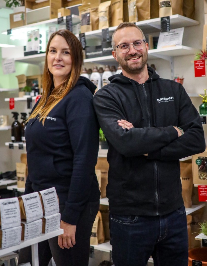 Aleš a Martina z Gardners v prodejně mezi regály s produkty pro pěstování