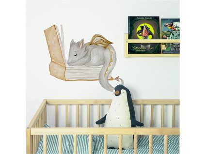 Detská nálepka na stenu The world of dragons - spiaci drak a kniha