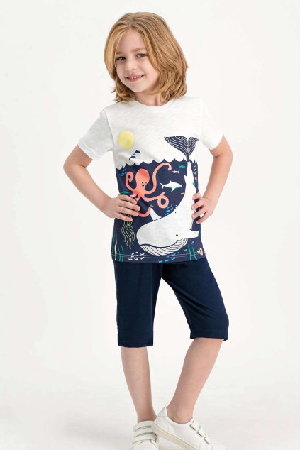 Chlapčenský set – tričko s veľrybou a tmavomodré krátke nohavice.