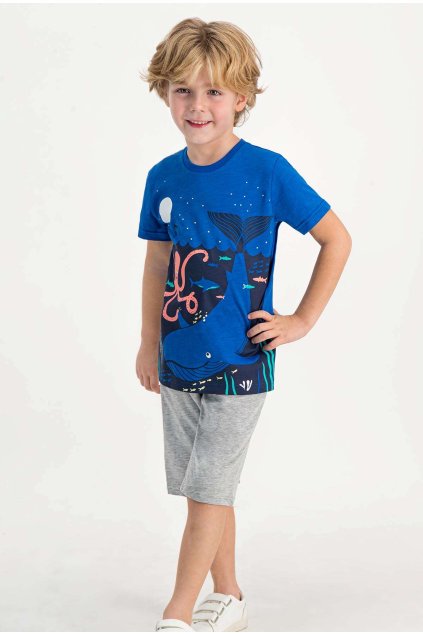Model v detskom oblečení – modré tričko a sivé kraťasy.