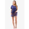 Dámske letné pyžamo GINA 19146 – celopostava modelky v modrom tričku a vzorovaných