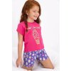 Dievčenské pyžamo Sweet Drink – modelka sediaca v ružovom tričku a vzorovaných kraťasoch