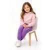 dievča sediace na stoličke v levanduľových detských teplákoch Wendee