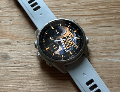 Jak na Garmin Fenix 8 zapnout Always On displej