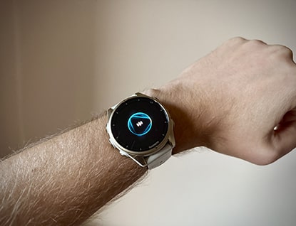 Hlasové ovládání a hlasový asistent Garmin Fenix 8: Jaký je v tom rozdíl?