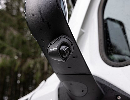 Garmin uvedl dvojitou kameru dēzl DualView. Sleduje mrtvý úhel a pomůže s couváním