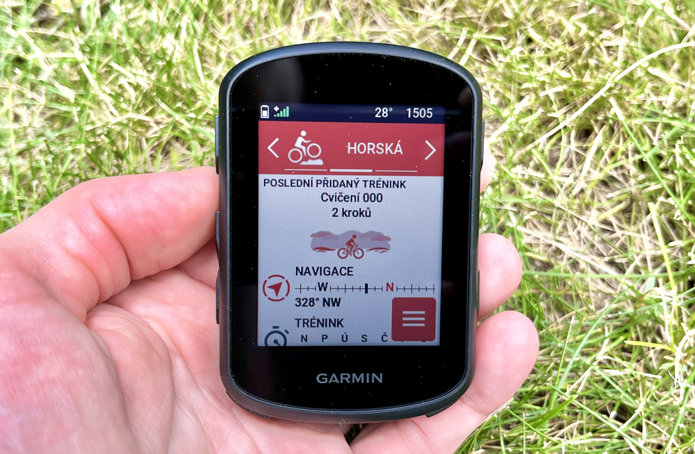 cyklopočítač Garmin Edge 840 v pánské ruce