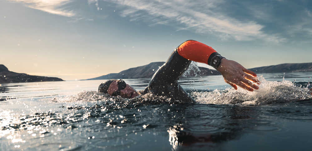 plavec s hodinkami Garmin Fenix 8