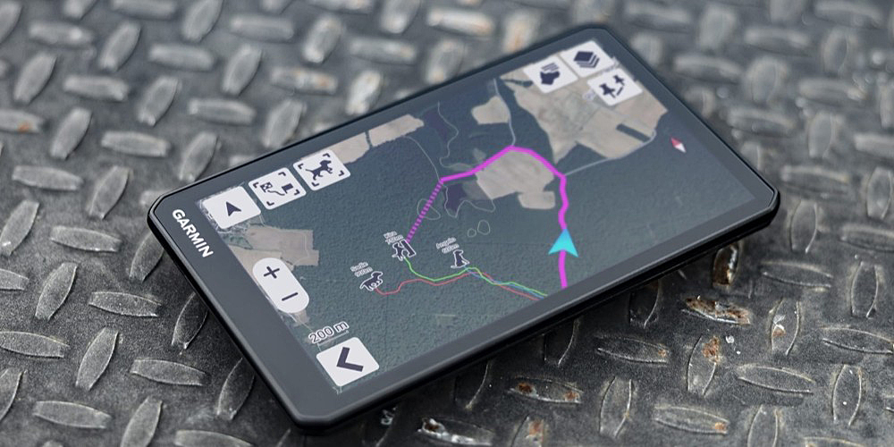 garmin-predstavil-unikatni-gps-navigaci-drivetrack-72-primarne-sleduje-vasi-smecku-psu-01