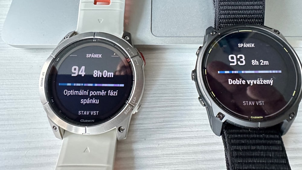 Porovnání měření spánku mezi hodinkami Fenix 7 Pro vlevo a Enduro 3.
