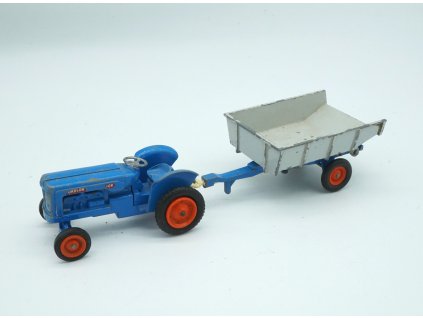 AUTÍČKO MATCHBOX FORDSON TRAKTOR WTITLOCK TRAILER BY LESNEY