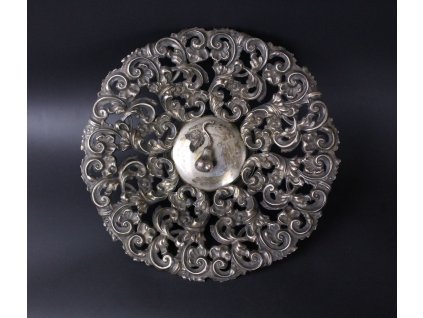 Ozdobný talíř s vysokou plasticitou s motivem květů a hrušky x119 (1)