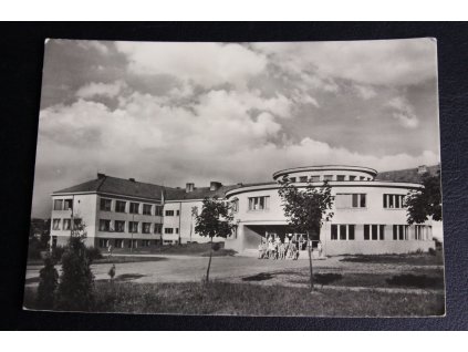 Pohled TÝN na Vltavou Jedenáctiletá střední škola x969 (1)