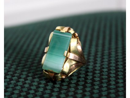 Zlatý prsten se zeleným kamenem v53 y147 (21)