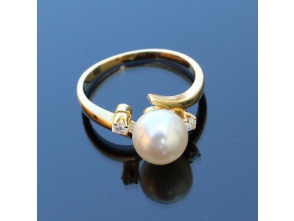 Zlatý prstýnek s perlou a diamanty §