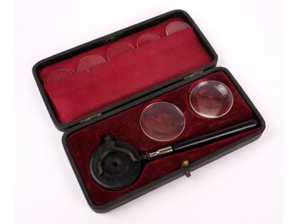 Starožitná aparatura pro očaře Dr Liebreich’s Ophthalmoscope