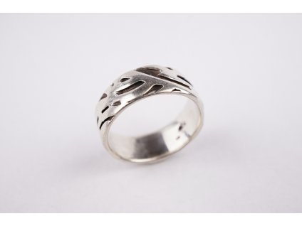 Stříbrný prsten s ornamenty 56,5