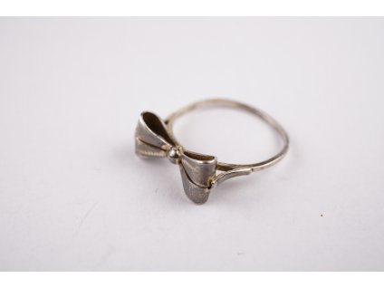 Stříbrný prsten s mašličkou 52