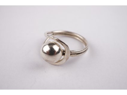 Stříbrný prsten s peckou 63
