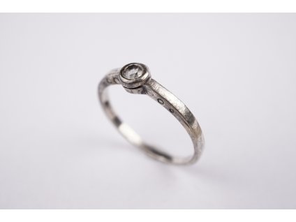 Stříbrný prsten s bílým kamínkem 60