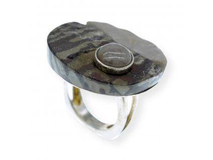 Stříbrný prstýnek s kamenem