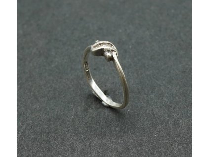 Stříbrný prstýnek s kamínky