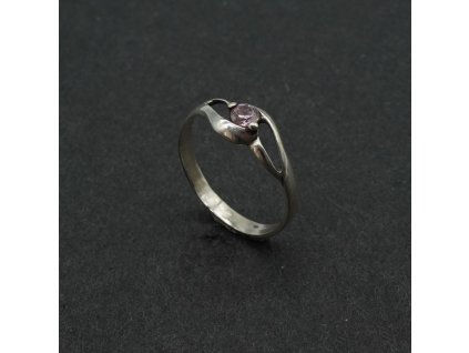 Stříbrný prstýnek s růžovým kamínkem