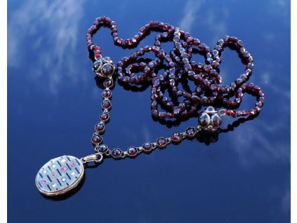 Granátový náhrdelník s medailonem rubíny perly černé smalty tombak