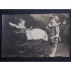 Stará pohlednice Děti s kočárkem černobílý kočárek P147 (2)