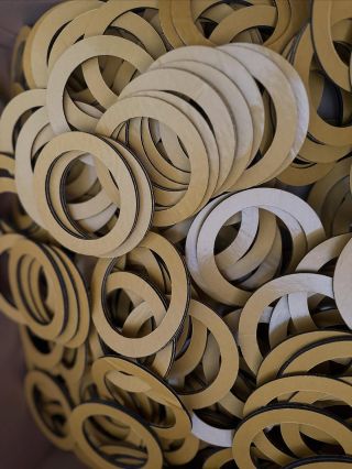 Tisíce a tisíce kusů. Oboustranná samolepicí PE těsnění. Ještě 10.000 kusů příští týden. Na co byste je využili Vy?...