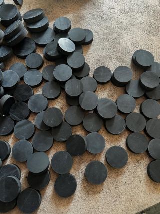 „Puky v srpnu? Nezbláznili jsme se. Tohle nejsou hokejové puky, ale středy těsnění z centimetrové pryže EPDM. EPDM zvládne...