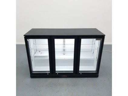 Barová lednice -  1335 x 505 x 895 mm,  se 3 skleněnými dveřmi a 2 policemi - černá