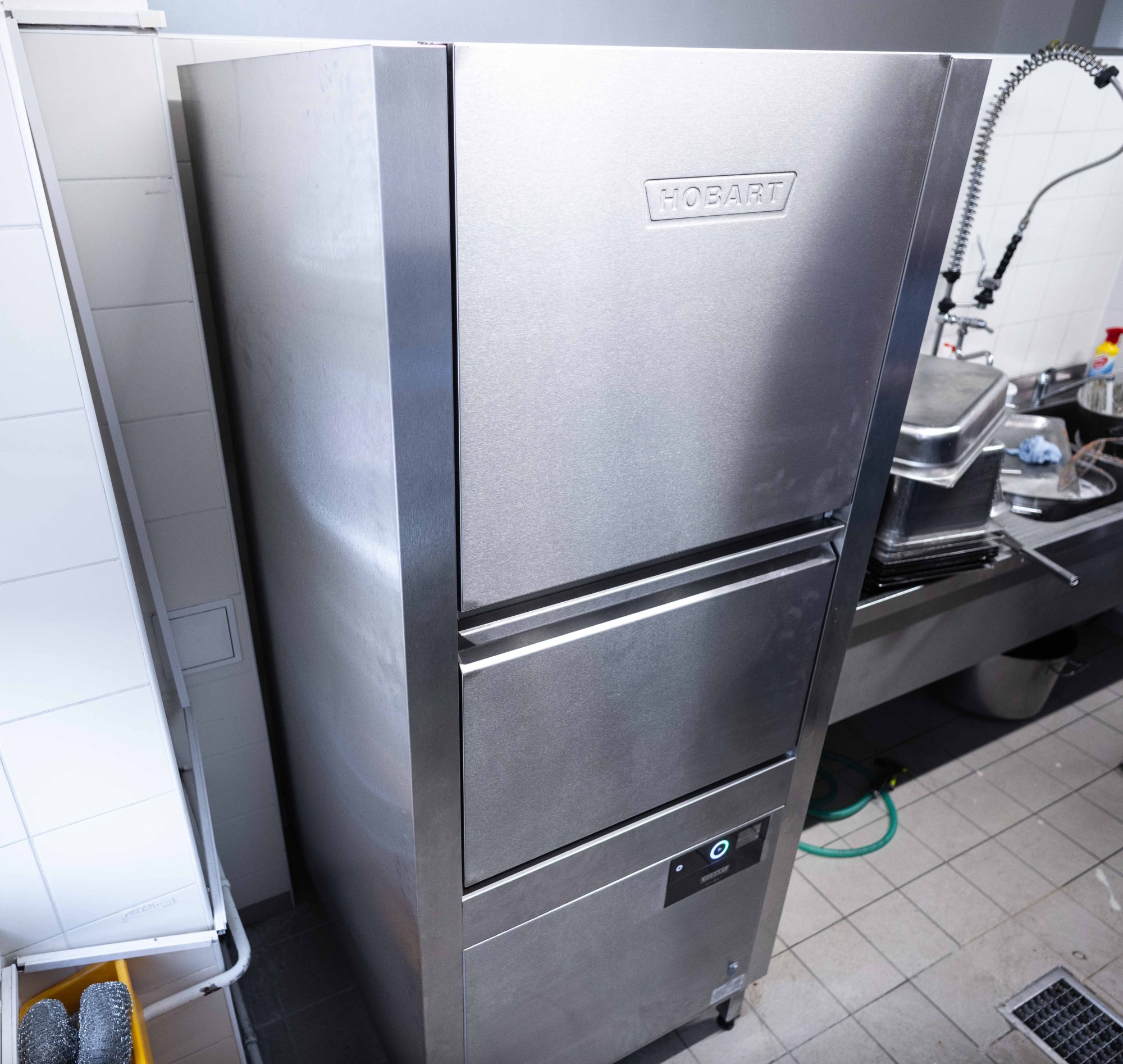 Univerzální myčka HOBART UP do školní jídelny