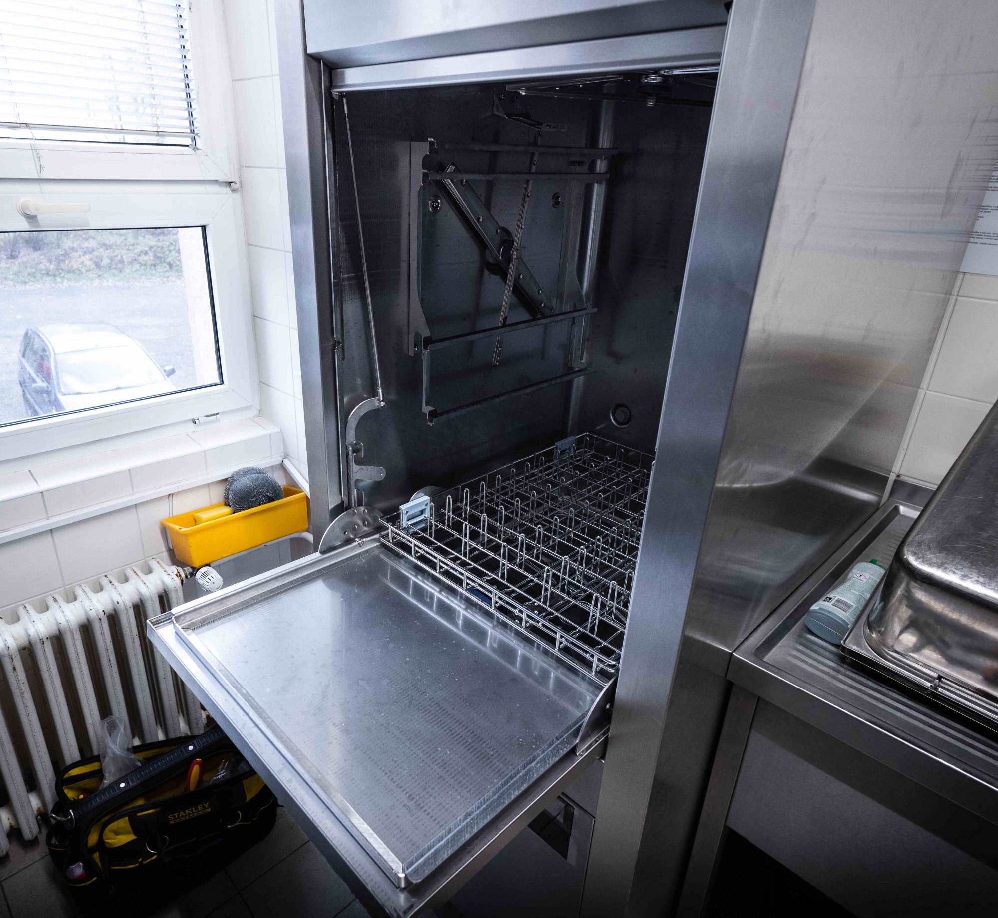 Univerzální myčka HOBART UP do školní jídelny