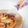 Krájač na pizzu Hygiplas 102mm fialový