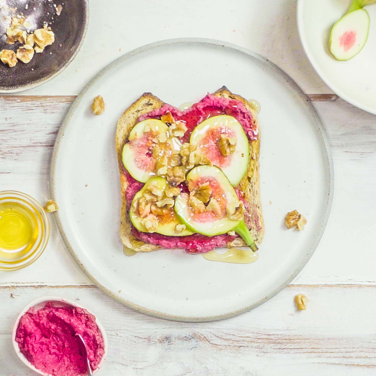 CELOZRNNÝ TOAST S KRÉMEM Z ČERVENÉ ŘEPY S FÍKY, OŘECHY A MEDEM