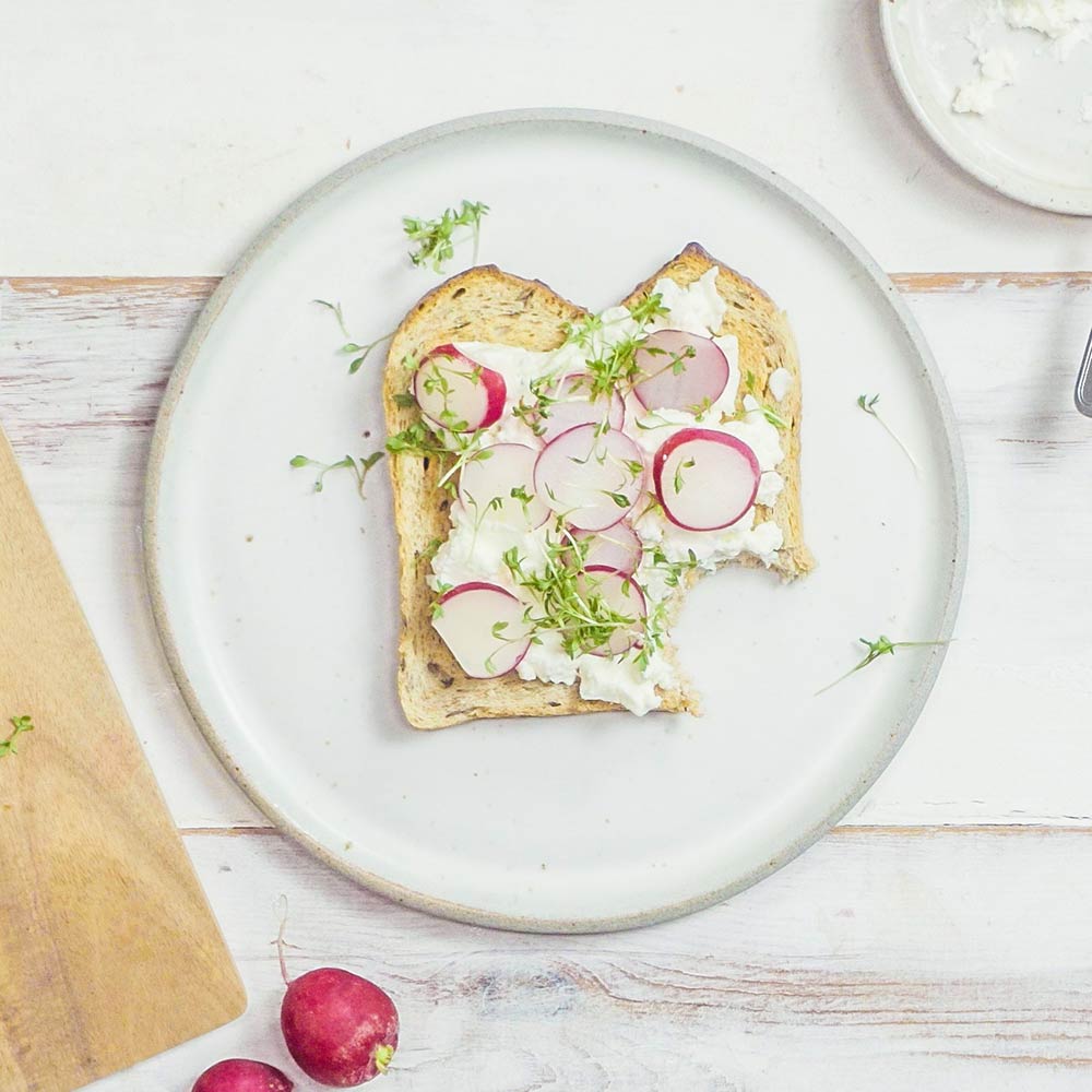 TOAST S ŘEDKVIČKAMI, SMETANOVÝM SÝREM A ŘEŘICHOU