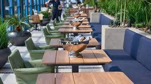 Jak vybrat správný stůl? Přehled interiérových a exteriérových stolů pro gastronomii